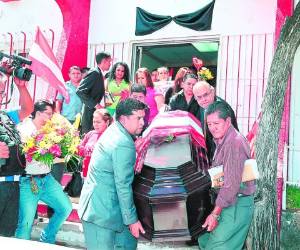 Momentos en que sacaban el féretro del abogado Kevin Ferrera del Consejo Central Ejecutivo del Partido Liberal, foto: Efraín Salgado / EL HERALDO.