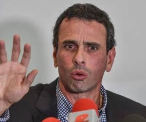 Venezuelan opposition leader and Miranda State governor, Henrique Capriles speaks during a press conference in Bogota, on March 30, 2017 Capriles rejected the decision of Venezuela's Supreme Court against the National Assembly and said that a coup d'etat was given to democracy. / AFP PHOTO / Guillermo Munoz