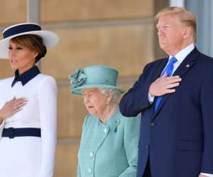 La Reina Isabel II acompañada de Donald Trump y Melania Trump en el Reino Unido.Foto: Agencia AFP.