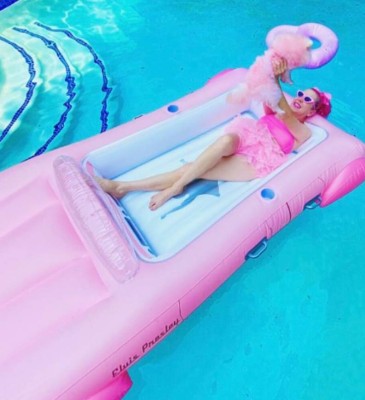 Kitten Kay Sera, la mujer que se casó con el color rosa tras 37 años de relación