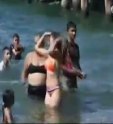 Elsa Oseguera se da un chapuzón en Tela