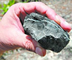 Los expertos mineros extraen de esta piedra negra la gema preciosa.