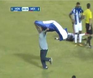 Uno de los aficionados ingresó con la bandera de Honduras a la grama del estadio Olímpico.
