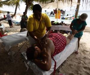 Pobladoras de la isla son las encargadas de hacer el agradable ritual, que incluye frotar el cuerpo del cliente con crema y aceite de bebé a un costo de $20, foto: Emilio Flores / EL HERALDO.