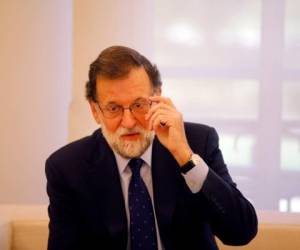 El primer ministro de España, Mariano Rajoy, hace gestos ante un encuentro con el principal líder socialista de oposición, Pedro Sánchez, en el Palacio de la Moncloa en Madrid, España. Agencia AFP.