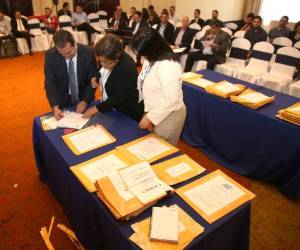 La junta de licitación de la ENEE dio a conocer ayer las ofertas económicas de las 16 empresas participantes.