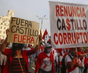 Con banderas blanquirrojas y carteles que decían, “Renuncia Castillo corrupto”, “Fuera Castillo fuera” los manifestantes algunos con cacerolas marcharon por varios distritos limeños a la céntrica Plaza San Martín.