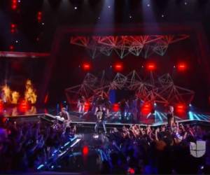La gran inauguración de la noche llegó de la mano del cantante Ozuna y el remix de su tema “Te Boté”. Foto: Cortesía Univisión.