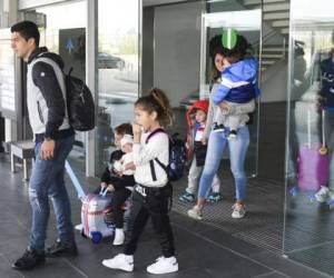 Así como Suárez llegó con su familia, Messi también arribó con su futura esposa e hijos (Foto: Twitter)