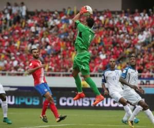 Costa Rica's goalkeeper Keylor Navas (C) grabs the ball during their 2018 World Cup qualifier football match against Honduras in San Jose, on October 7, 2017. / AFP PHOTO / Jorge RENDON