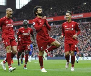 El egipcio Mohamed Salah (centro), de Liverpool, festeja con sus compañeros tras anotar el segundo gol de su equipo ante Chelsea, el domingo 14 de abril de 2019 (AP Foto/Rui Vieira)
