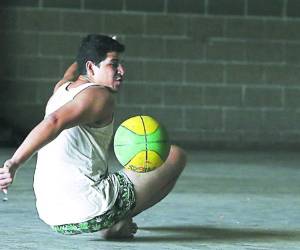 Este joven realiza el movimiento de golpear el balón con la cadera, tal como lo hacían nuestros ancestros.