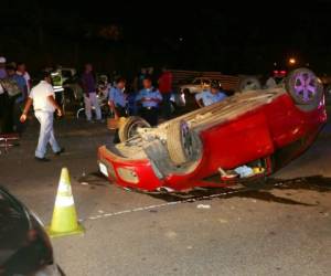 Así quedó el automóvil en el anillo periférico de Tegucigalpa, foto: Jimmy Argueta / EL HERALDO.