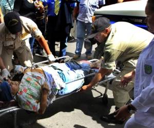 Thelma Murillo, mientras era trasladada en una ambulancia el viernes que se suscitó la tragedia en la Feria del Agricultor y el Artesano de Tegucigalpa.