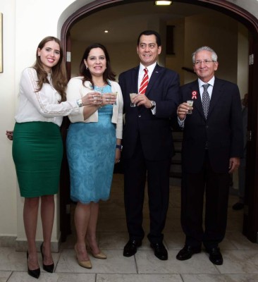 María Andrea Matamoros, Ana de Hernández, Guillermo Gonzales y Ricardo Maduro.