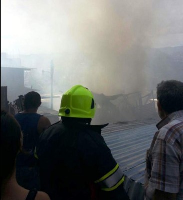 Honduras: Incendio en la Divanna consume cuatro viviendas