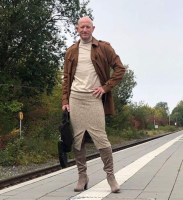 Mark Bryan, el hombre que rompe estereotipos con faldas y tacones (FOTOS)