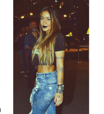 Hermana de Neymar causa furor por provocativo escote