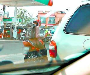 La testigo, que está siendo protegida, se acerca al extorsionador y le entrega el dinero.