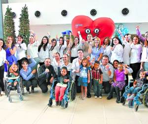 Ejecutivos de Ficohsa, Fundación Teletón y los niños testimonio de Teletón 2014 lucieron sus brazaletes.