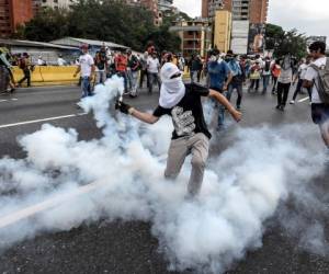 El gobierno y la oposición se responsabilizan mutuamente del desbordamiento de la violencia en la ola de protestas que inició el pasado 1 de abril, foto: AFP.