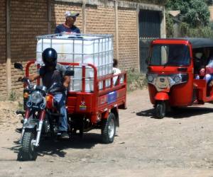 Hasta en mototaxis trasladan los tanques llenos de agua para llevar el vital líquido a las zonas altas de la ciudad, como la Nueva Capital.Foto: Alex Pérez /EL HERALDO.