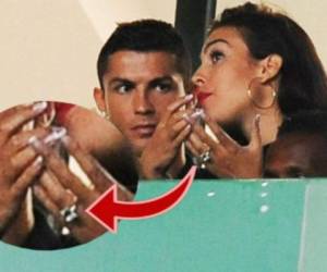 Cristiano Ronaldo y su novia estuvieron en el palco del estadio José Alvalade. Ahí se le vio el supuesto anillo de compromiso a su pareja. Foto: El Balboa/Twitter.