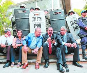 David Romero y los diputados Manuel Zelaya y Esdras Amado López se sentaron en las gradas a esperar que los dejaran ingresar al Tribunal de Sentencia.