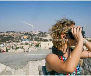 Foto del 3 de septiembre del 2018 suministrada por el Museo de la Torre de David que muestra a una visitante disfrutando de un recorrido por la Jerusalén antigua mediante una experiencia de realidad virtual.