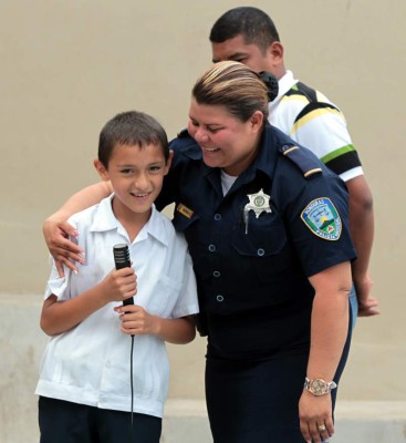 Policías celebran el Día del Niño