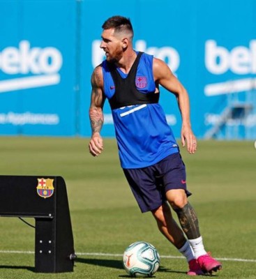 FOTOS: Leo Messi llega con nuevo corte de pelo al entreno del Barcelona