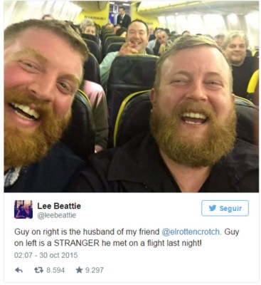 Fotografía de un hombre y su doble en un avión se hace viral
