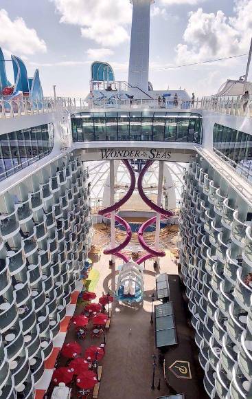 Así es el “Wonder of the Seas”, el crucero más grande del mundo que llegó a Roatán