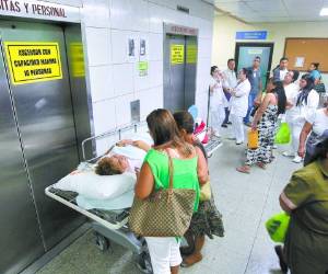 Pacientes en todas las condiciones se ven afectados por el mal estado de los elevadores, pues no pueden ser trasladados a las salas de recuperación.