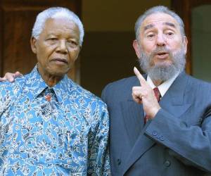 El 02 de septiembre de 2001, el presidente cubano Fidel Castro expresó su alegría al conocer al ex presidente sudafricano Nelson Mandela en la oficina de Mandela en Johannesburgo. (Foto: AFP/ El Heraldo Honduras / Noticias El Heraldo / Ultimas Noticias Honduras)