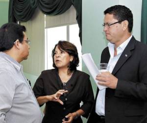 La representante de UNICEF en Honduras, Cristian Munduate, junto al ministro de Educación Marlon Escoto en una reunión en marzo de 2014.