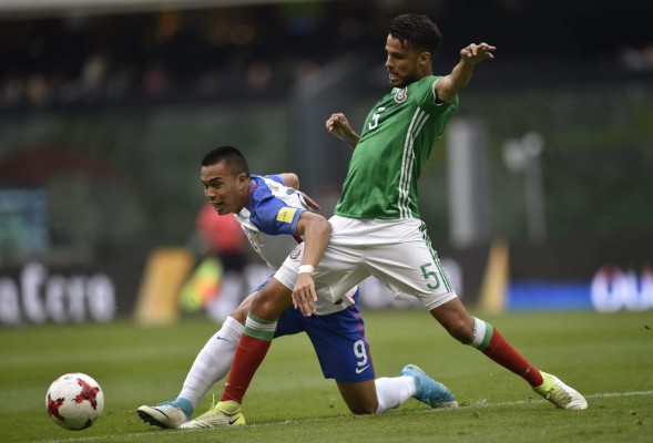 Mexico's foward Javier Hernandez (L) celebrates after scoring against the United Sates during their international friendly football match between Mexico and the United States at the Metlife Stadium in East Rutherford, New Jersey on September 6, 2019. (Photo by Kena Betancur / AFP)