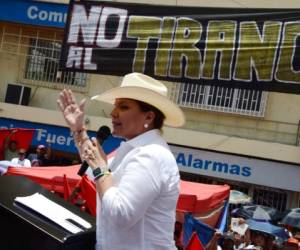 Xiomara exigió en su discurso a los tres magistrados del TSE que se pronuncien en 'contra de la sentencia ilegal de la Corte Suprema de Justicia', que abrió las puertas a la reelección presidencial, Foto: Orlando Sierra/ Agencia AFP