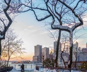 Tras “la tormenta del siglo”, en Navidad de 2022, con más de un metro de nieve en el inmenso estado, y que dejó decenas de muertos, Nueva York experimenta este martes su primera nevada