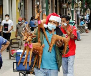 El ambiente navideño ya se siente en el centro de Tegucigalpa y en las ventas ya hay renos decorativos y gorros de Santa.