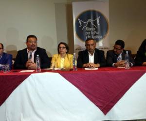 Los depuradores junto a la exrectora Castellanos durante la presentación de un informe a la sociedad civil el año anterior.