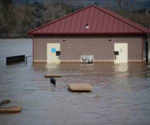 Las personas fueron evacuadas debido a las inundaciones y el peligro en la zona.