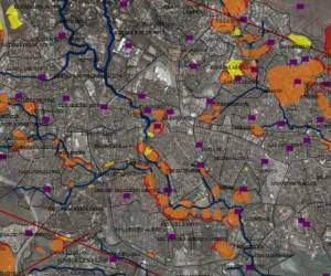 Las zonas en amarillo representan el área en amenaza de deformaciones de roca, el anaranjado los derrumbes y deslizamientos, mientras que el rojo el peligro de escarpes (pendientes de roca muy inclinadas). El morado son los sectores donde hay escuelas. Puede ver la simbología completa en el mapa interactivo.