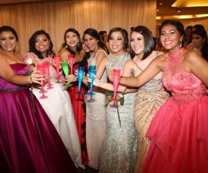 Las señoritas se robaron las miradas con hermosos vestidos largos, entallados al cuerpo y con diseños que fueron creados por modistas del país y del extranjero.