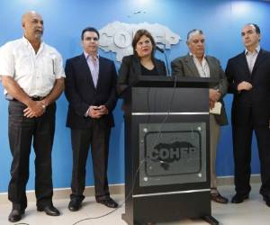 La presidenta del Cohep, Aline Flores, presidentes de las cámaras de comercio de Tegucigalpa y Cortés y representantes de organizaciones empresariales durante la conferencia de prensa.