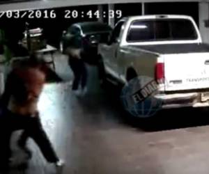 En un video subido a un canal de YouTube se puede ver cómo tres sicarios llegan hasta donde está el señor con la intención de matarlo; sin embargo, este logra forzar el arma con uno de los criminales.