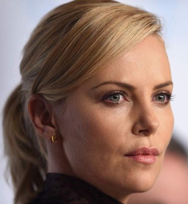 Charlize Theron adoptó una niña