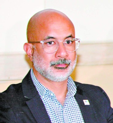 Con corazones y besos dijo adiós Cantero