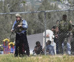 Los otros 600 alumnos de la escuela fueron puestos a salvo y trasladados al campus de la Universidad Estatal de California en San Bernardino (Foto: Agencia AP)