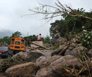 En la cuesta de la Moramulca, carretera al sur del país, se limpiaron varios tramos donde hubo derrumbes que afectaron el paso de los vehículos.